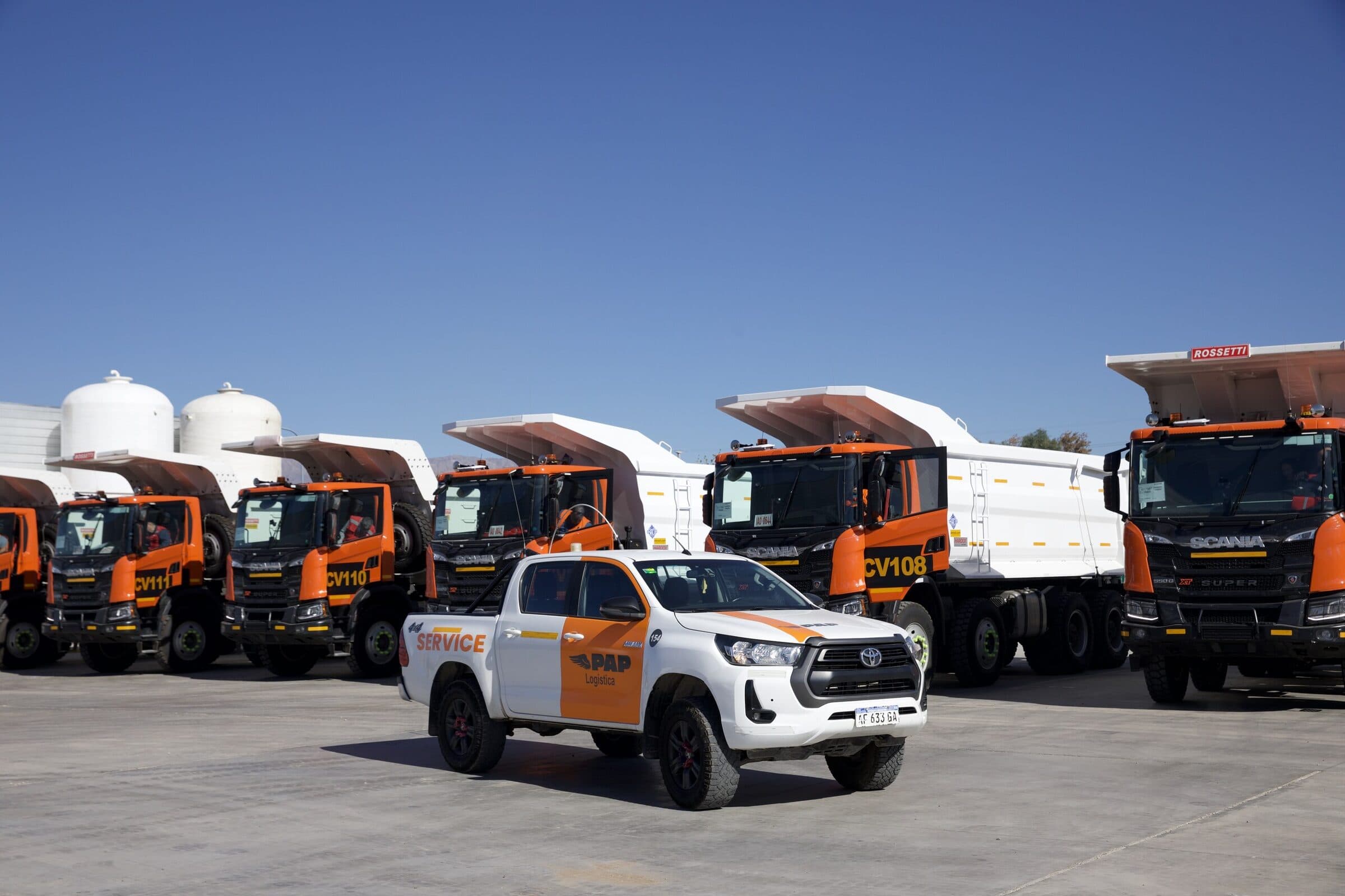 Camioneta PAP Logística frente a una fila de camiones volcadores